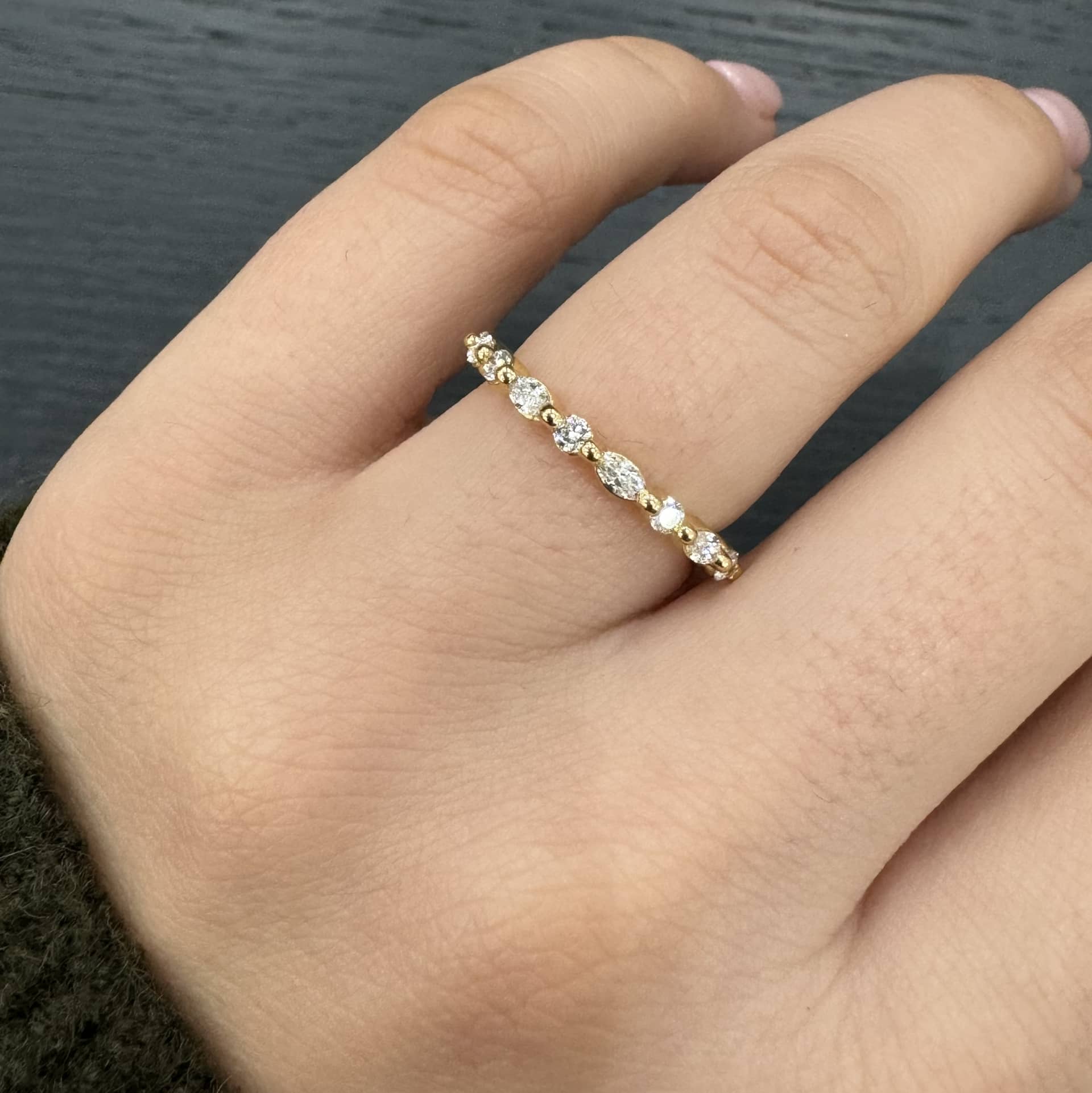 F/VS 0.50CT NATURAL ROUND & MARQUISE DIAMOND CLAW SET HALF ETERNITY IN 18K YELLOW GOLD