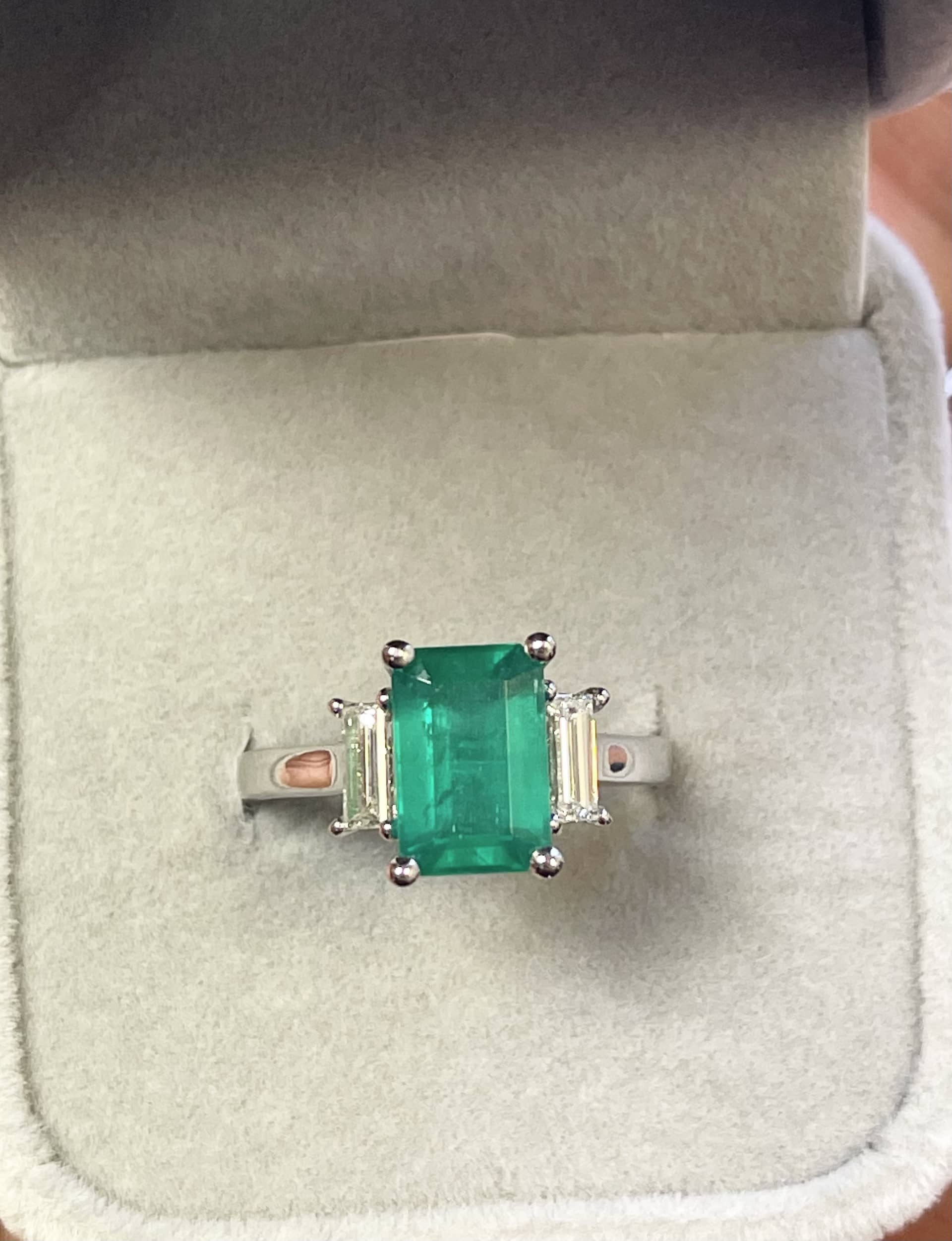 Stunning 2.00Ct Green Emerald & 0.50Ct Baguette Diamond Ring In 18k White Gold