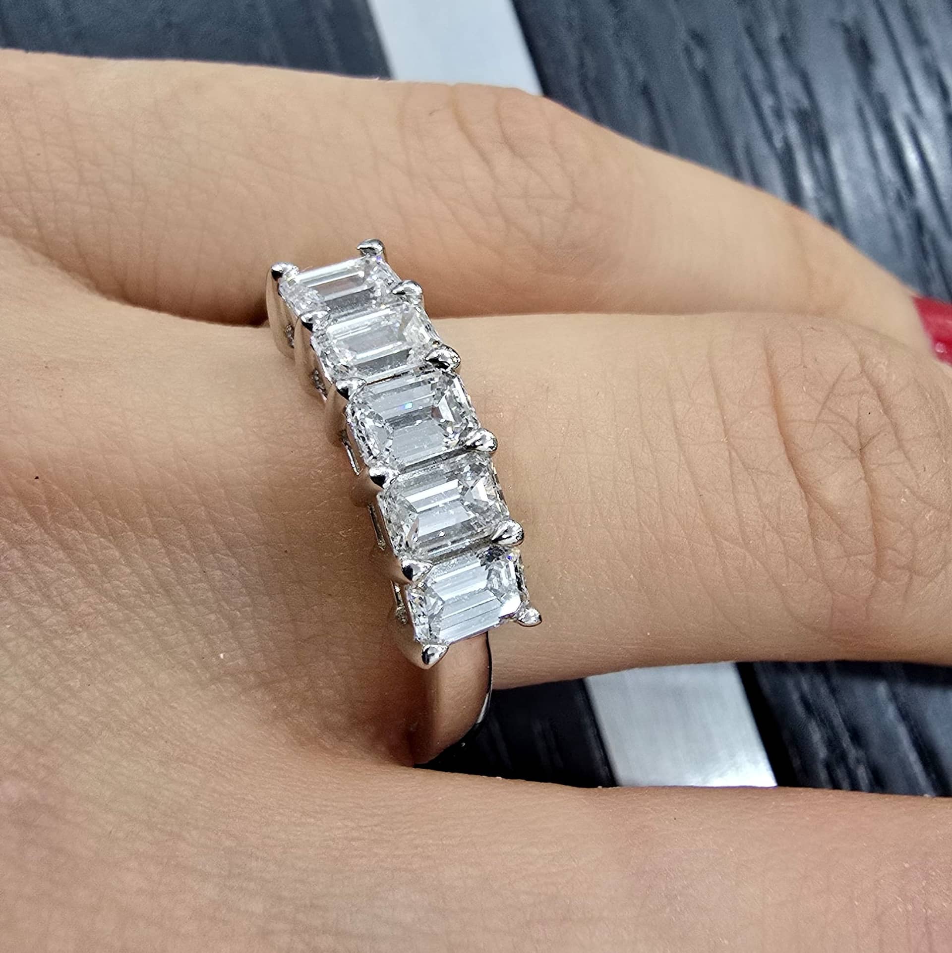 H/VS 1.50 Carat 5 Emerald Cut Diamond Claw Set Women's Anniversary Ring