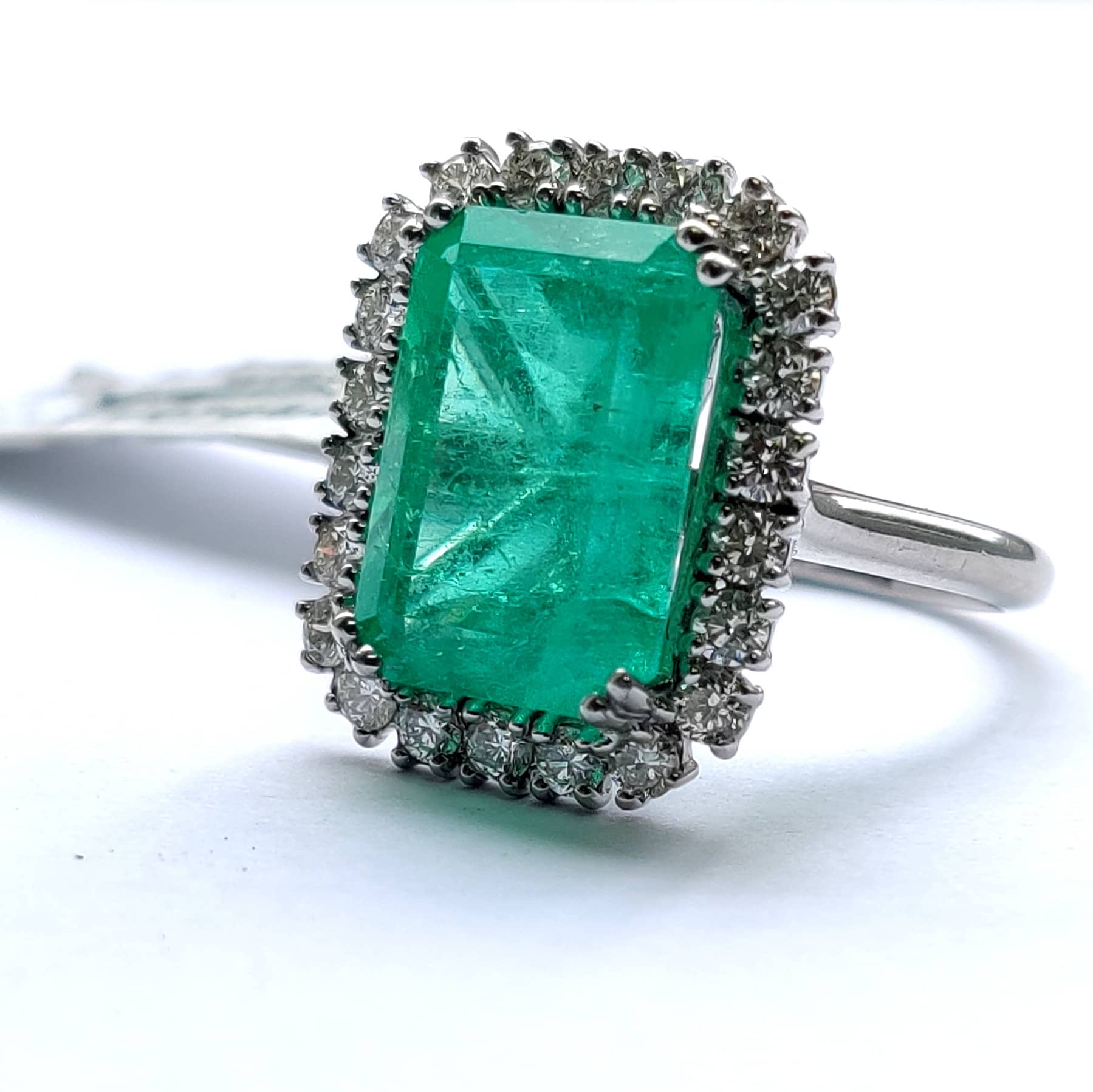 Top Quality Natural 8.55 Ct Green Emerald & Diamond Halo Vintage Engagement Ring In Platinum