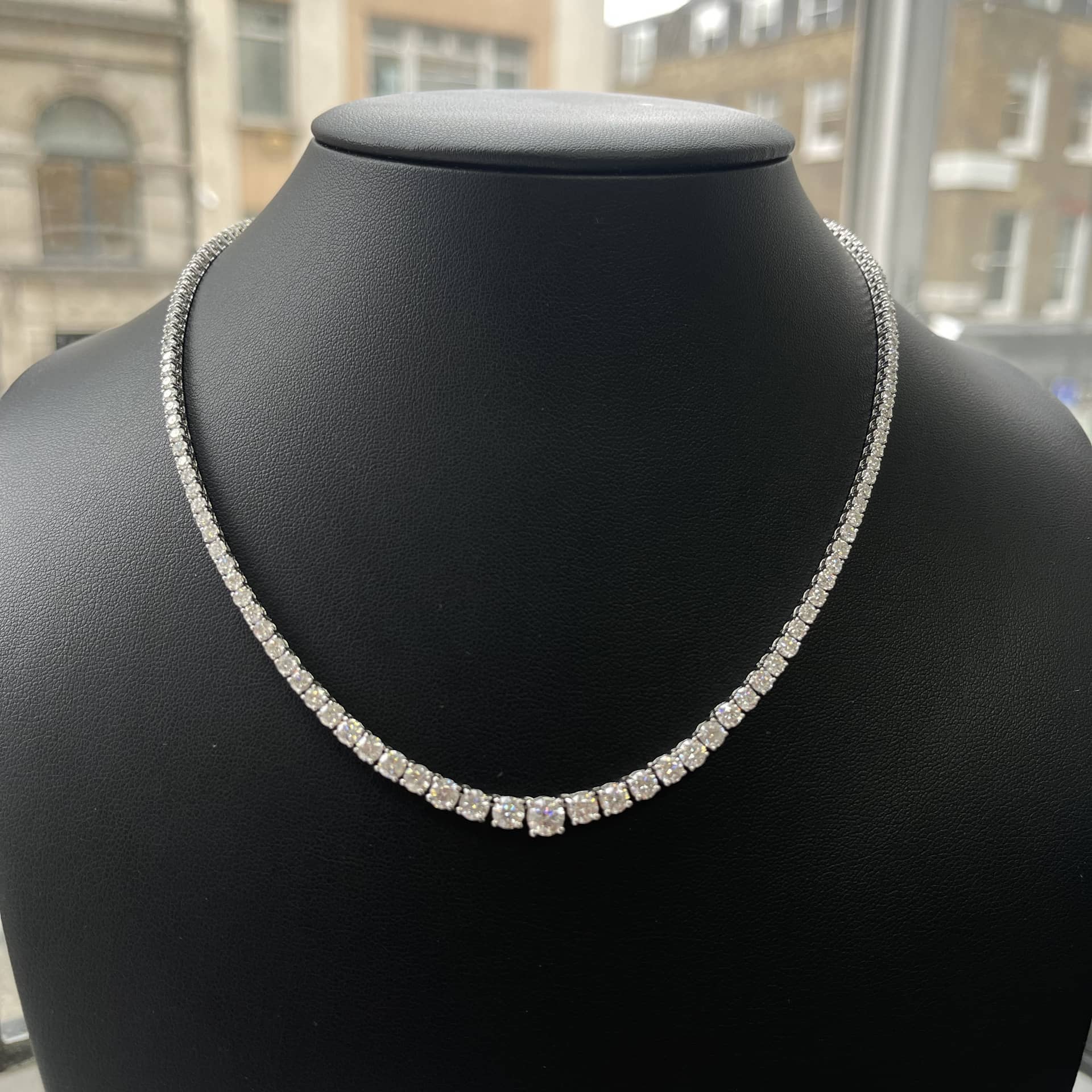 D-F/VS 11.00CT ROUND DIAMOND GRADUATED NECKLACE IN HALLMARKED 18K WHITE GOLD 22 GRAMS