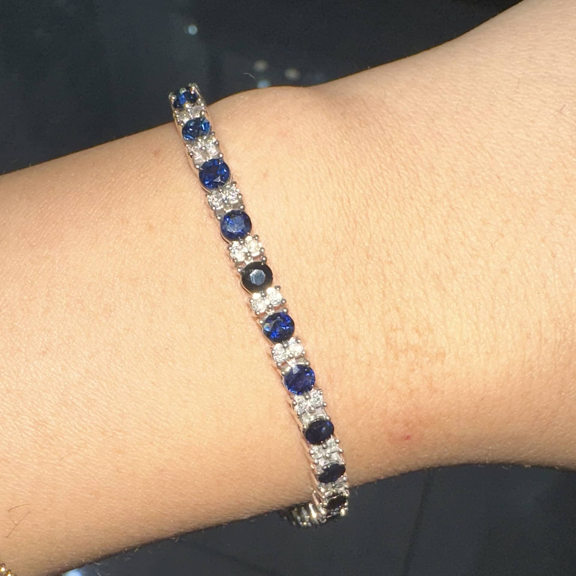 ROUND DIAMOND AND SAPPHIRE 7.07 CARAT TENNIS BRACELATE IN WHITE GOLD