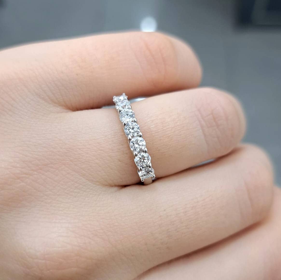F/VS 1.04 CARAT ROUND DIAMOND "U" PRONG SET HALF ETERNITY RING IN PLATINUM