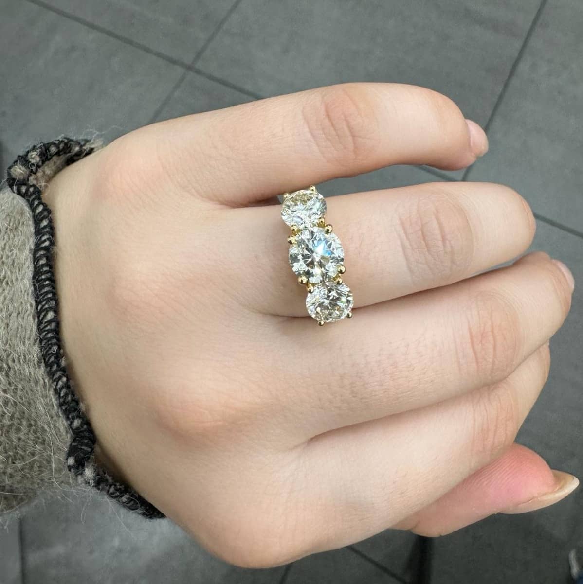 NATURAL 3.60 CARAT G/SI ROUND DIAMOND THREE-STONE RING IN 18K YELLOW GOLD