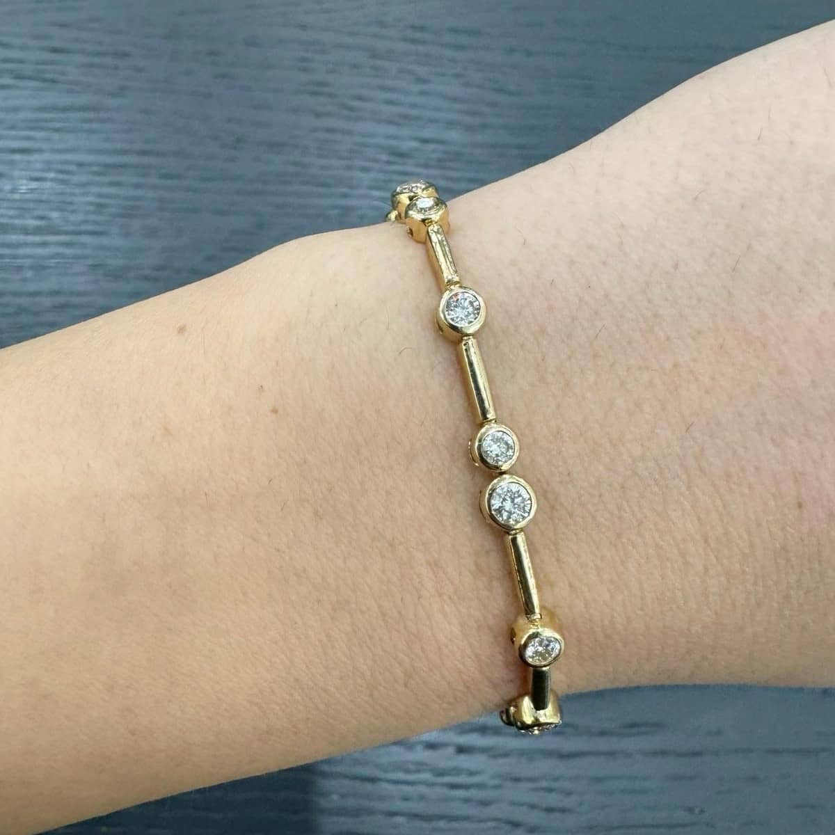 NATURAL F/VS 3.00 CARAT ROUND DIAMOND BEZEL SET DESIGNER BRACELET IN 18K YELLOW GOLD - 13 GRAMS