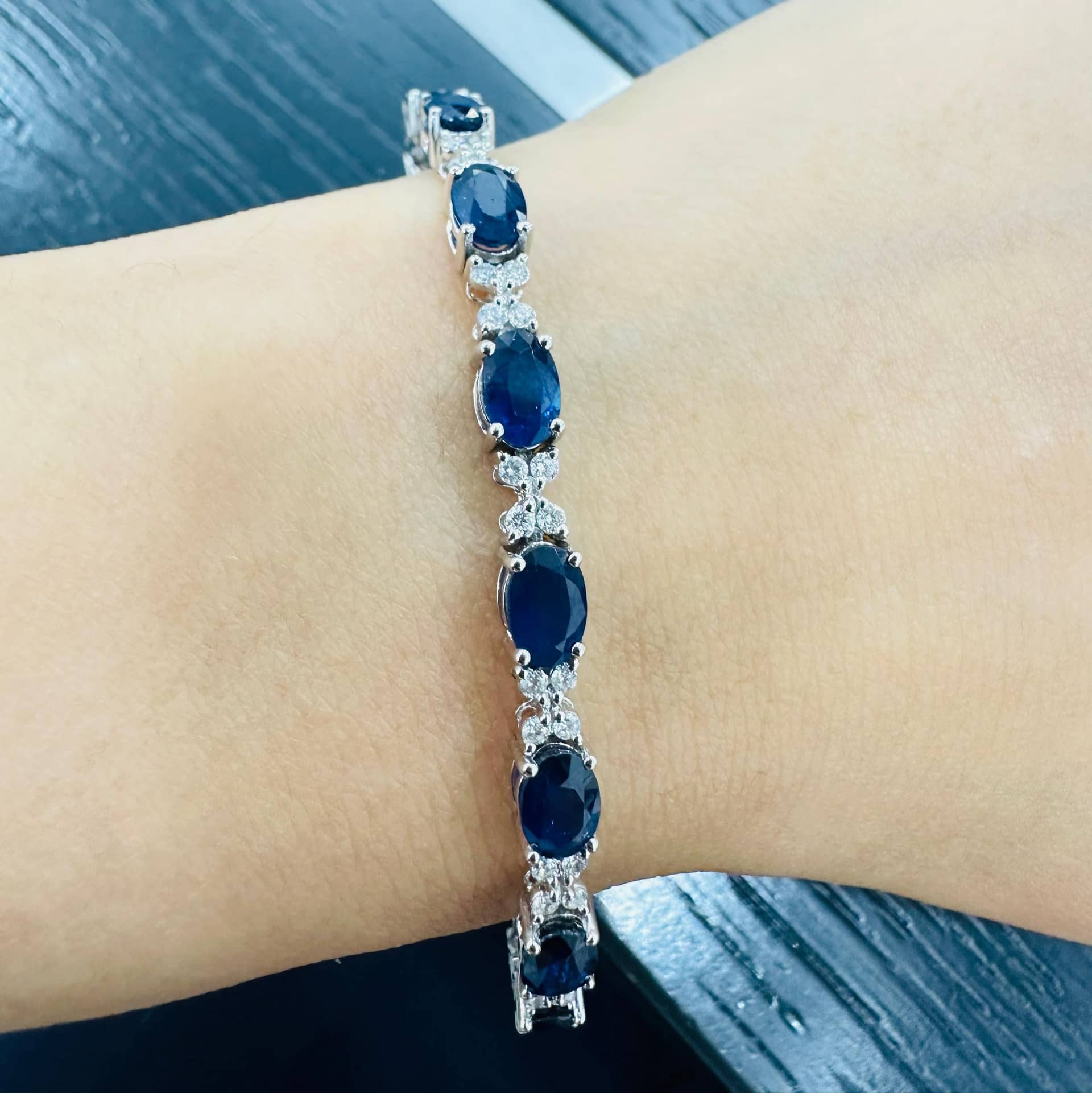 11.00CARAT BLUE SAPPHIRE OVAL AND DIAMOND DESIGNER BRACELET IN 18K WHITE GOLD