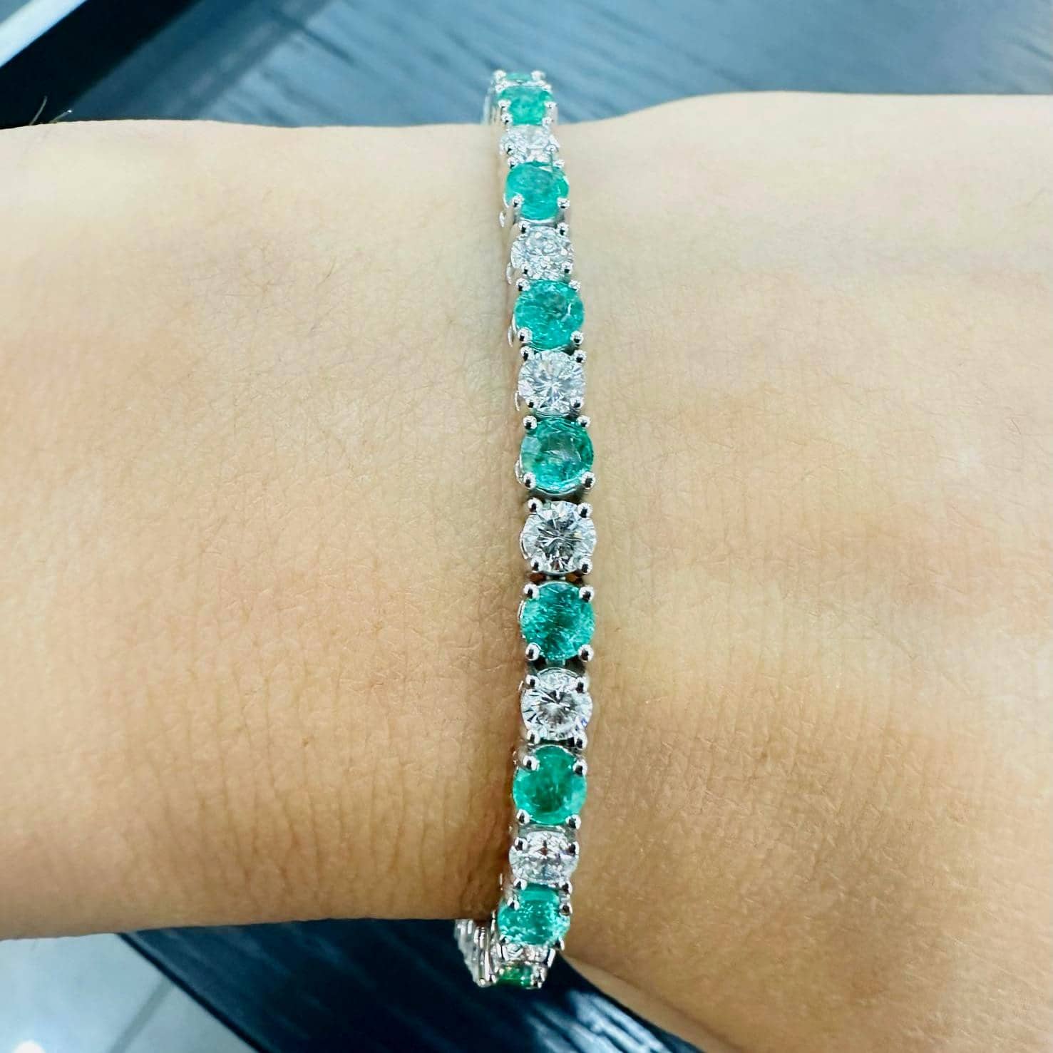 6.70 CARAT GREEN EMERALD AND ROUND DIAMOND TENNIS BRACELET IN 18K WHITE GOLD