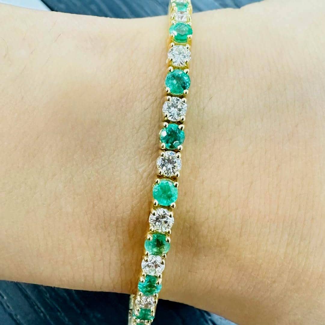 6.70 CARAT GREEN EMERALD AND ROUND DIAMOND TENNIS BRACELET IN 18K YELLOW GOLD