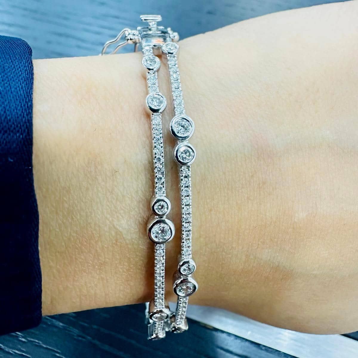NATURAL 2.00CARAT F/VS ROUND DIAMOND BANGLE IN 18K WHITE GOLD