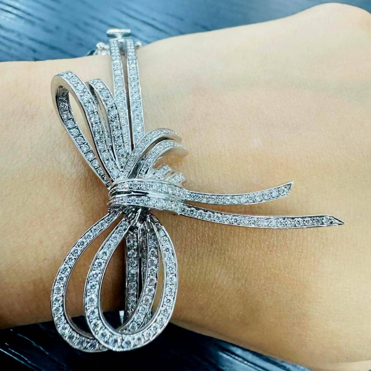 NATURAL 3.00 CARAT F/VS ROUND DIAMOND CHANNEL SET BOW DESIGNER BANGLE IN 18K WHITE GOLD
