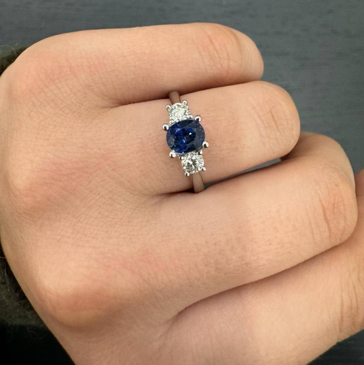 NATURAL 1.50CT OVAL SAPPHIRE AND SIDE ROUND DIAMOND TRILOGY RING IN 18K YELLOW GOLD