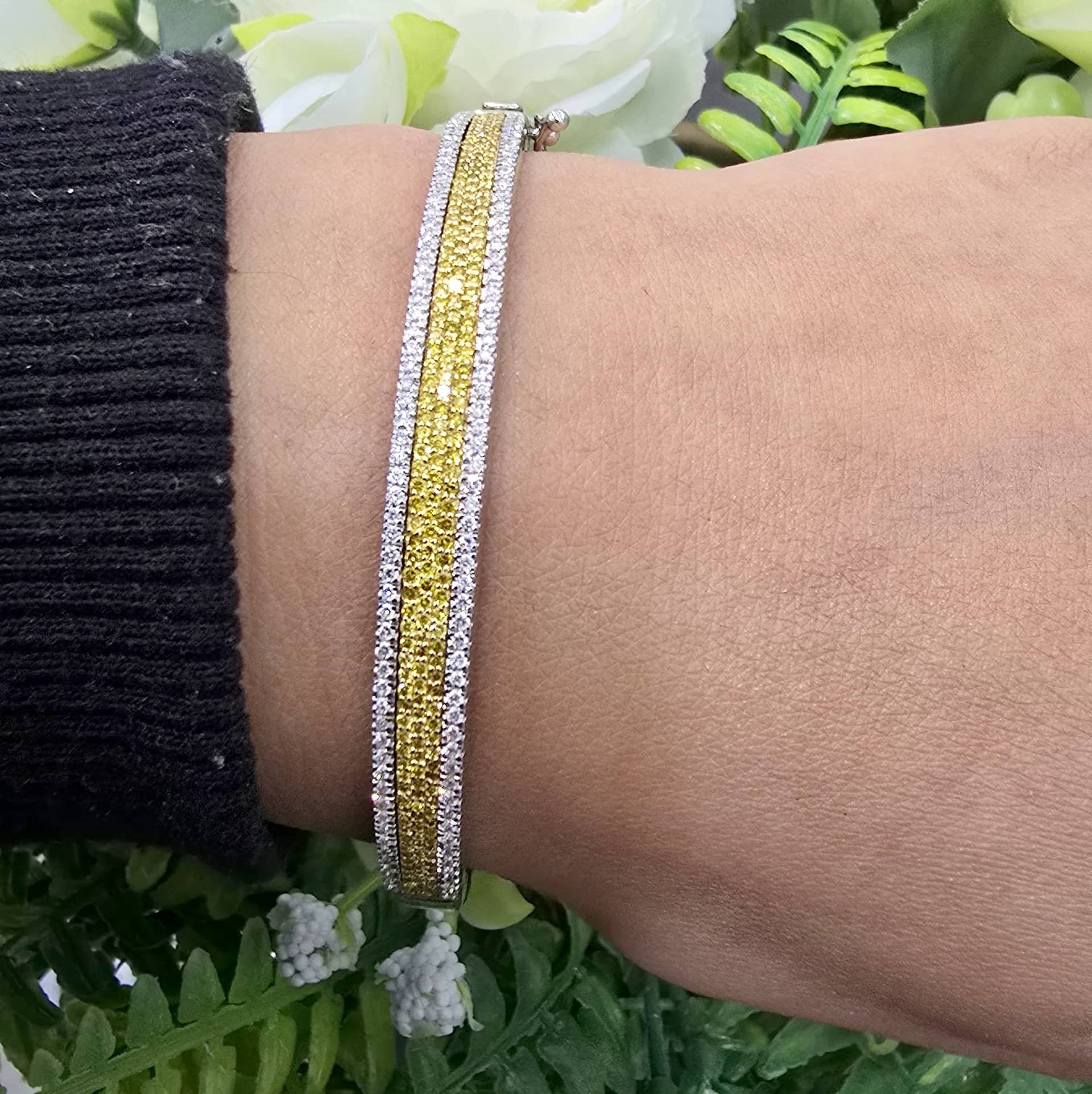 2.05CT NATURAL ROUND AND FANCY YELLOW ROUND DIAMOND BANGLE IN 18K WHITE GOLD