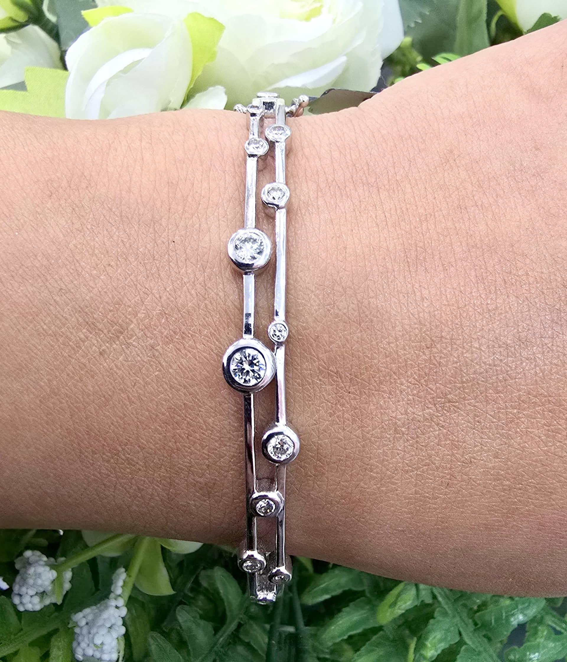 NATURAL 1.00CARAT F-G/VS ROUND DIAMOND DESIGNER BANGLE IN 18K WHITE GOLD