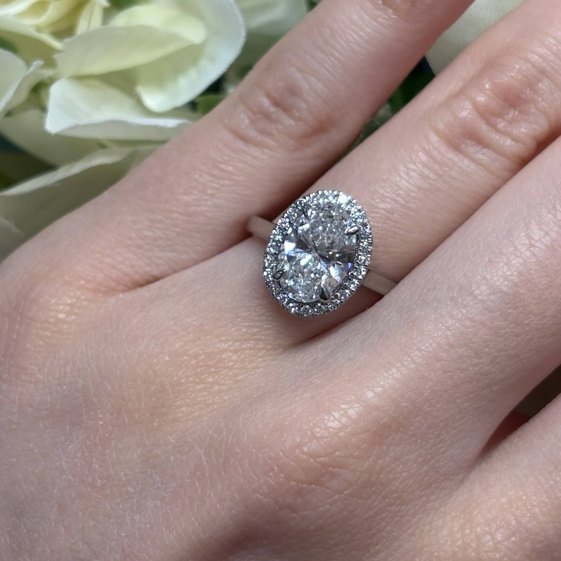 IGI CERTIFIED 1.50CT D/VS OVAL DIAMOND HALO ENGAGEMENT RING IN PLATINUM