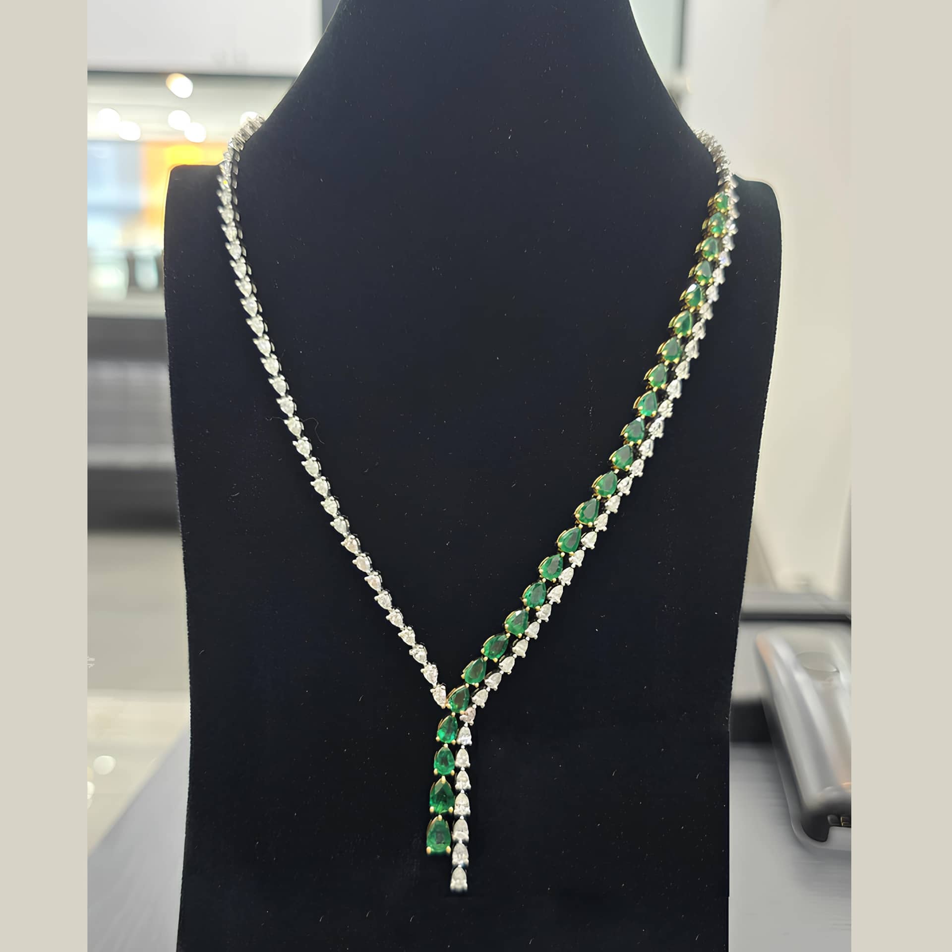 NATURAL 15.80CT GREEN EMERALD PEAR DIAMOND CLAW SET DESIGNER NECKLACE IN PLATINUM