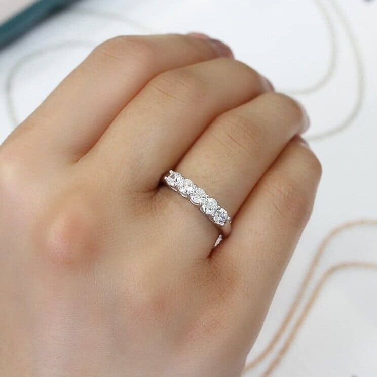 0.50CT ROUND DIAMOND 5 STONE ANNIVERSARY RING, UK HALLMARKED WHITE GOLD
