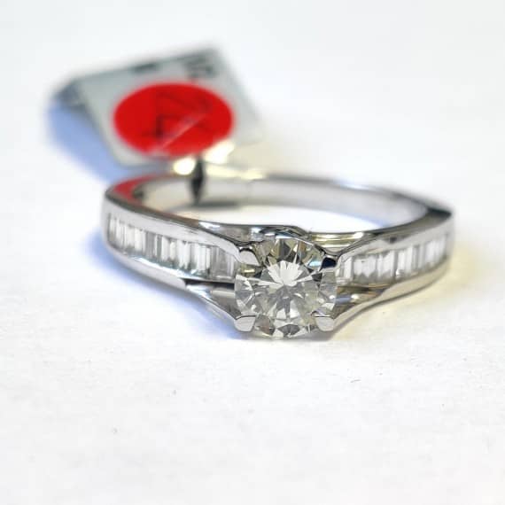 LAST PIECE ..! 1.00CT ROUND DIAMOND ENGAGEMENT RING WITH BAGUETTE ON SIDE, 18K WHITE GOLD