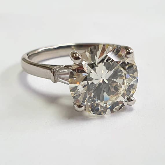 4.01CT ROUND DIAMOND ENGAGEMENT RING WITH TAPPER ON SIDE, PLATINUM
