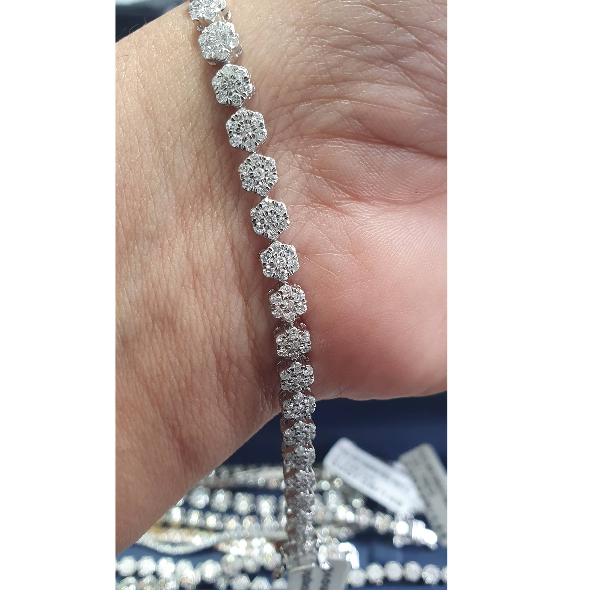 5.00 CARAT NATURAL ROUND DIAMOND CLUSTER BRACELET IN WHITE GOLD - 10GRAMS